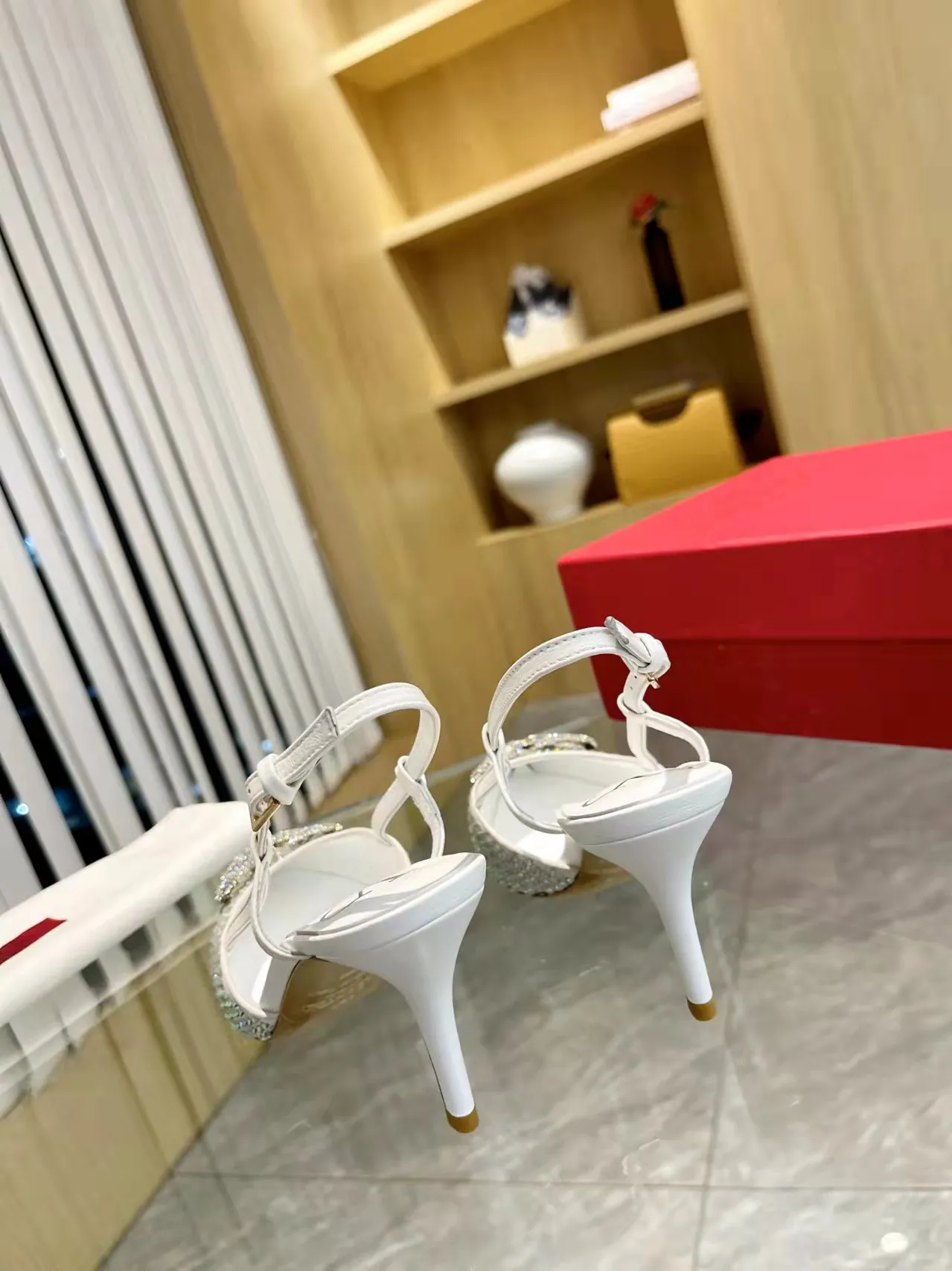 👟👟Ex-factory price 440👟👟 Genuine leather sole + 40 Kloesch diamond buckle Valentino.Valentino big v buckle single shoes ㊙️Latest series of counter genuine version with perfect details. Authentic products are made one to one. All details are consistent with genuine ones. The upper foot is very pedicure type. The key point is that it is very good and easy to control. It does not wear the feet and does not tire the feet. It is a walking artifact. The last shape is completely compared to the counter. The details are perfect. It is impossible to make such an exquisite product without the original version. Exclusive molded brass color. The highest version on the market. Fabric: imported sheepskin, lining and foot pads are all sheepskin. Color: 13 colors available. Sizes (34 to 42). Customized size 34 and 42. Non-returnable and non-exchangeable. Heel height: 7CM. Rubber sole. Genuine leather sole +40